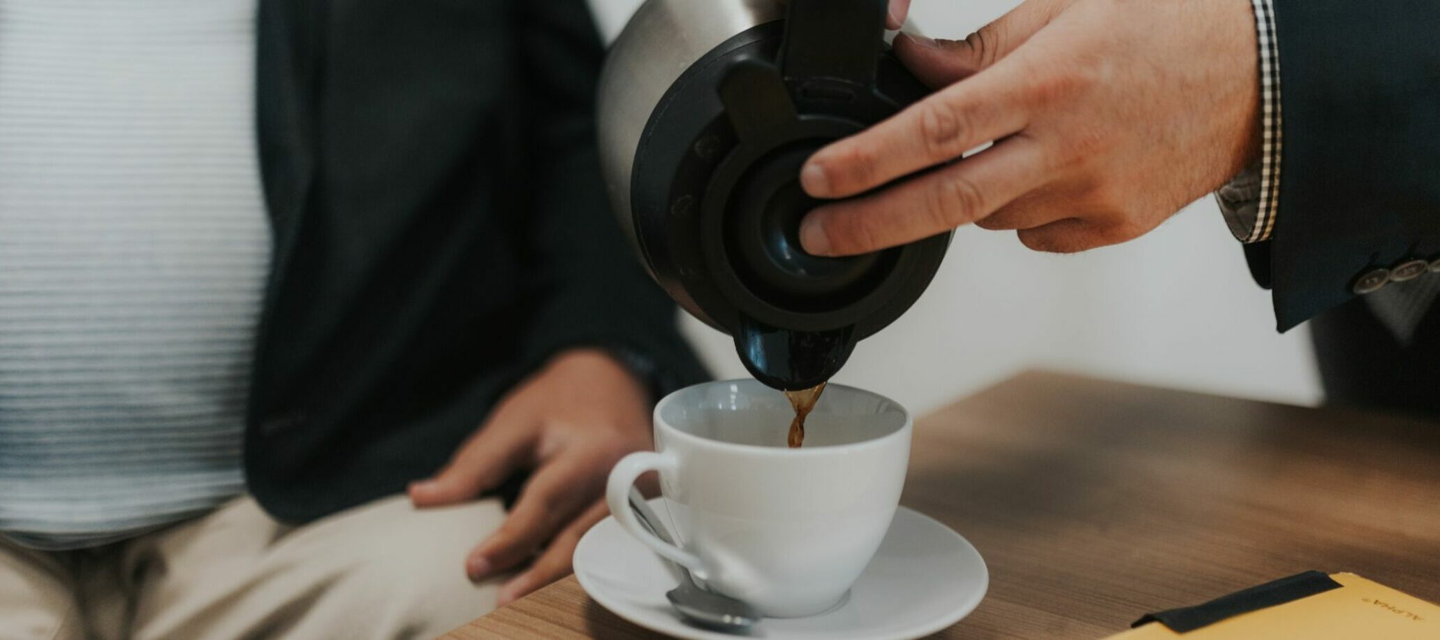 Kaffee wird in eine Tasse hineingeschüttet